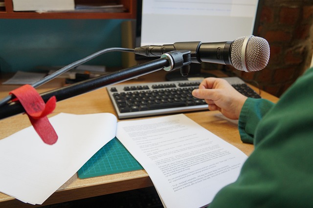 lektor ukazuje správnu dĺžku knôtu pred odlievaním sviečky